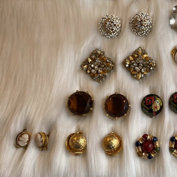 LARGE LOT VINTAGE EARRINGS (FURSTENBERG, TRIFARI, KJL, LEE, KRAMER, ROBERT) - Picture 9 of 16